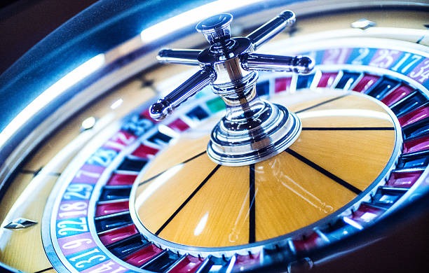ikon toto live-dealer table schedule showing blackjack, roulette, and baccarat sessions with dealer information